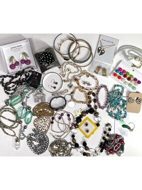 Wearable Costume Jewelry Lot Mixed Bundle Necklaces Bracelets Earrings Rings +